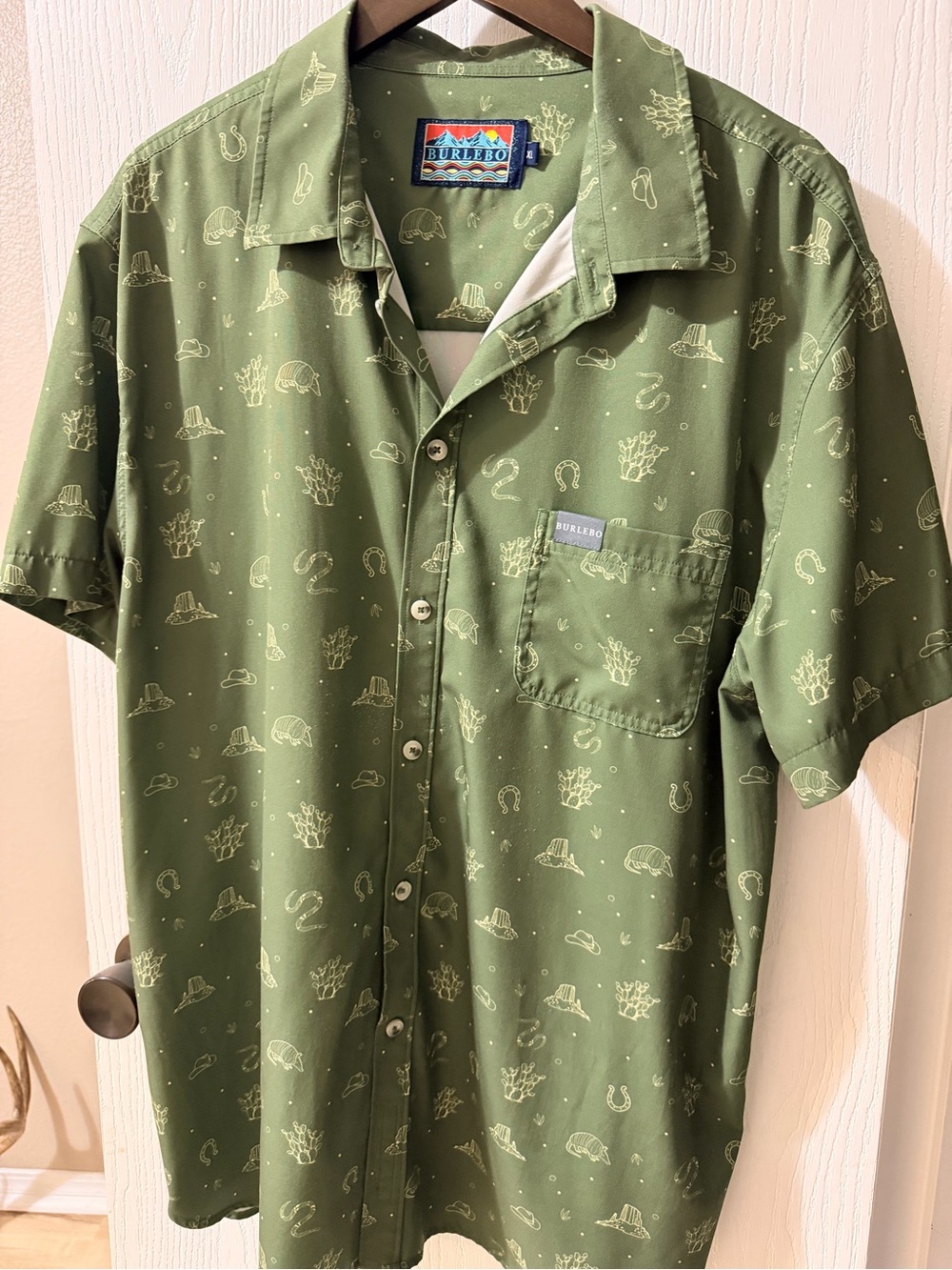 BURLEBO Olive Green Short-Sleeve Button-Down Shirt with Desert Motif